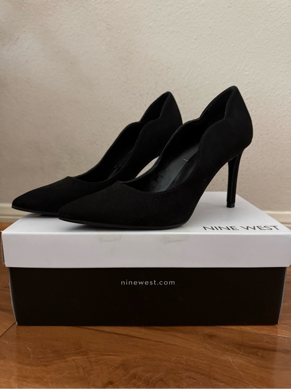 Nine West Black Scalloped-Edge Pointed Toe Heels